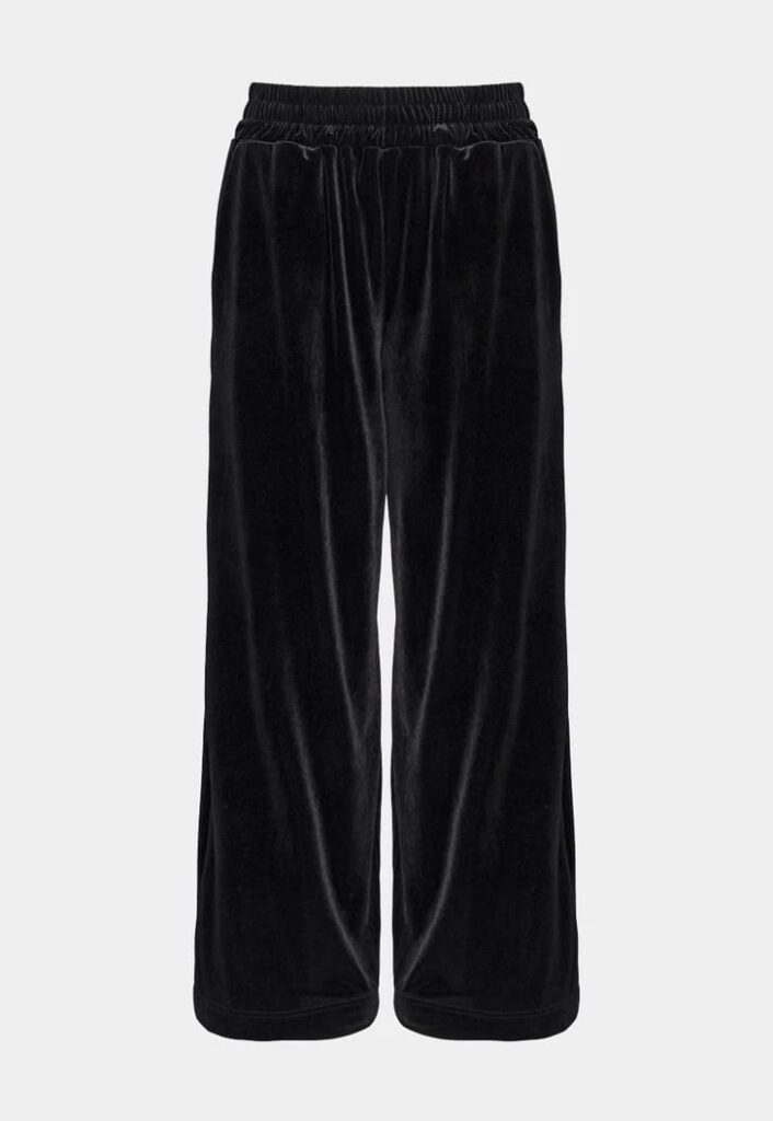 Calça pantalona preta de veludo com cintura elástica, fotografada em fundo neutro.