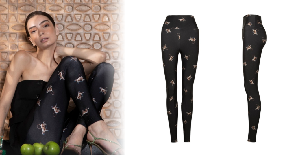 Mulher sentada usa legging preta com estampa de cavalos. Ao lado, vistas frontal e lateral da peça.