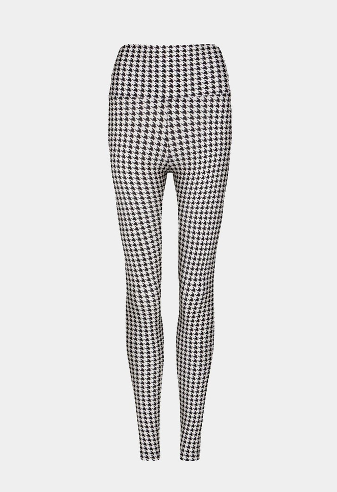 Legging de cintura alta com estampa pied-de-poule em preto e branco sobre fundo cinza claro.