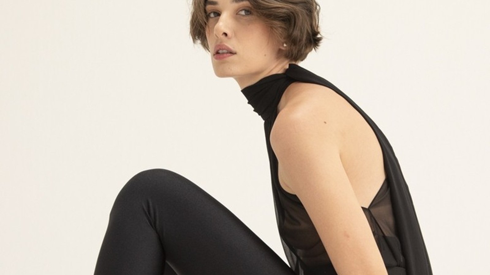 Modelo veste Calça Lycra Fuseau Preta da Forlegs, Forlegs, em referência a legging cós alto