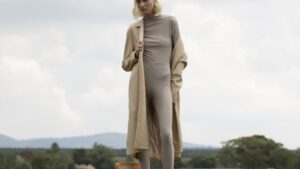 Modelo veste Calça Fuseau City Herve Oyster da Forlegs, linha Herve, em referência a legging para o verão