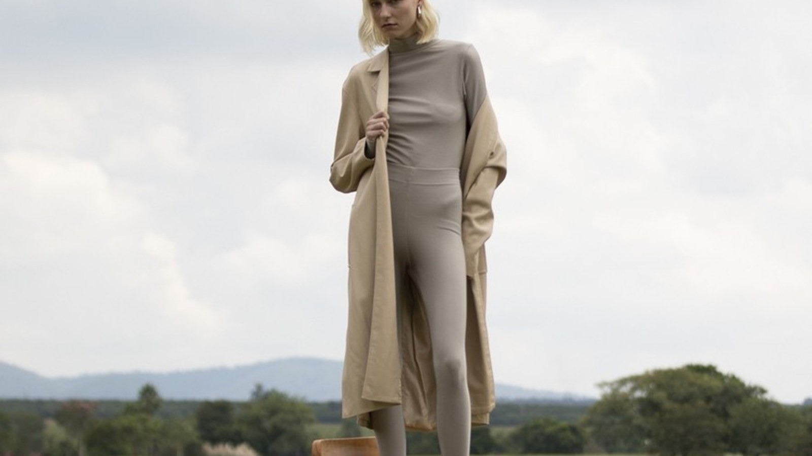 Modelo veste Calça Fuseau City Herve Oyster da Forlegs, linha Herve, em referência a legging para o verão