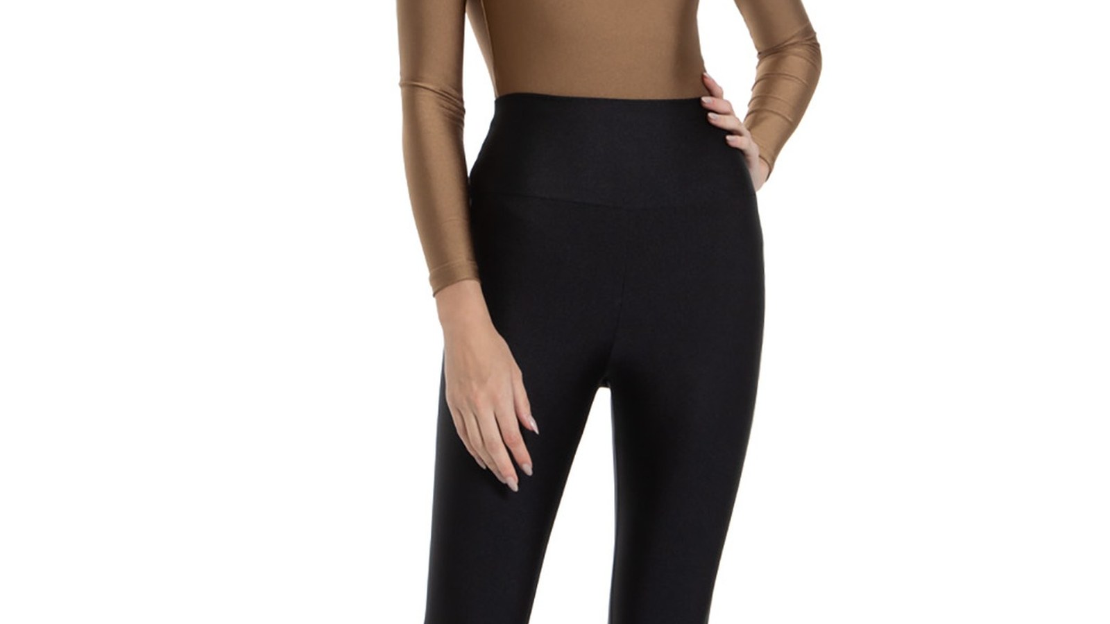 Modelo veste Legging Lycra Classic Preta da Forlegs, linha Classic, em referência a legging que não marca