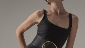 Modelo veste Vestido Lycra Portofino Preto da Forlegs, Forlegs, em referência a look do dia para a noite